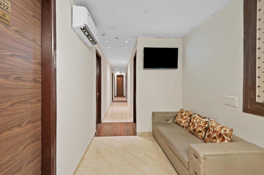 TV a/nebo společenská místnost v ubytování Treebo Elegant Palace