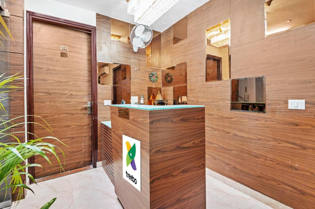 TV a/nebo společenská místnost v ubytování Treebo Elegant Palace