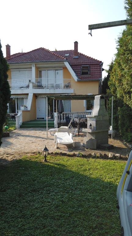 a house with a large yard with a swimming pool at Ferienhaus Nr 2B in Balatonszárszó