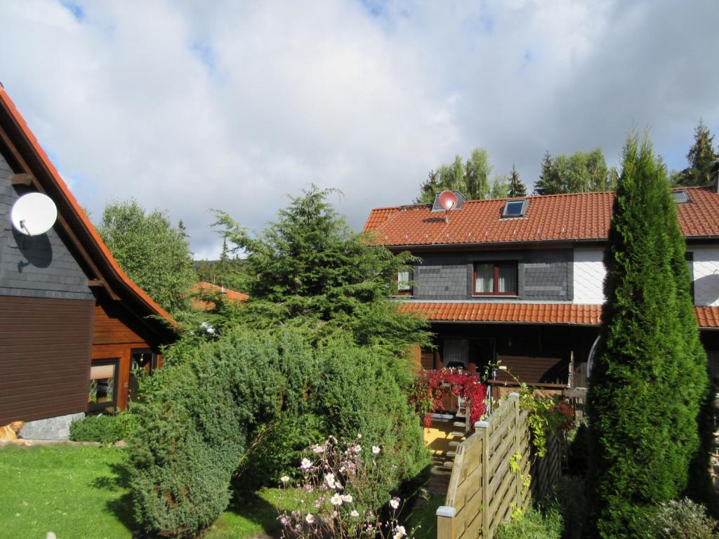 ein Haus mit einem Zaun und Bäumen im Hof in der Unterkunft Ferienhaus Schulze in Schierke