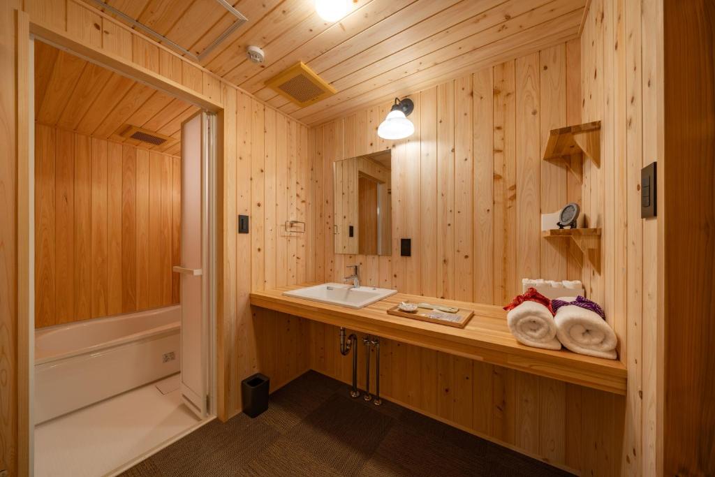 Koupelna v ubytování 姫路城下町古民家旅館 侘寂