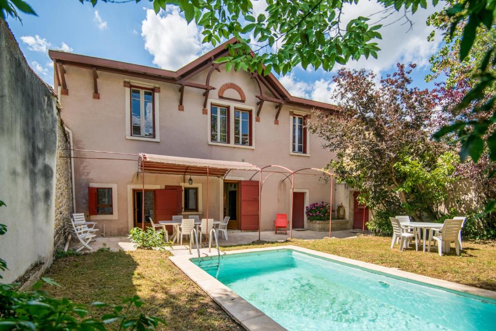 une maison avec une piscine devant une maison dans l'établissement Maison Eugène centre-ville piscine jardin fibre garage, à Millau
