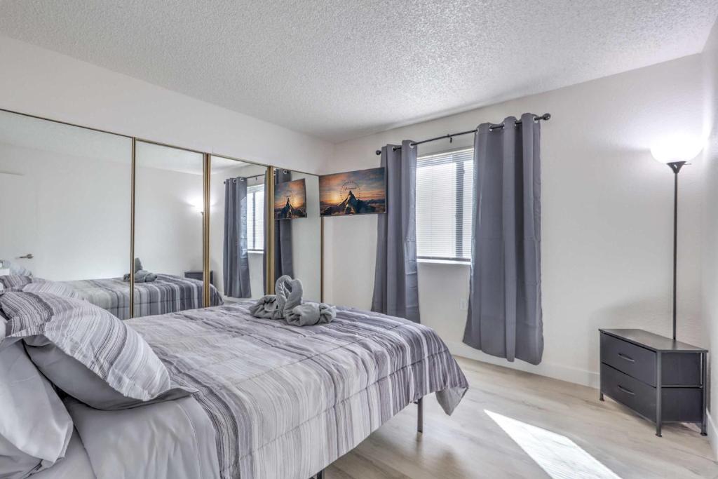 un dormitorio con una cama y un espejo en Modern Comfort Near Vegas Attractions! Sleeps 6!, en Las Vegas