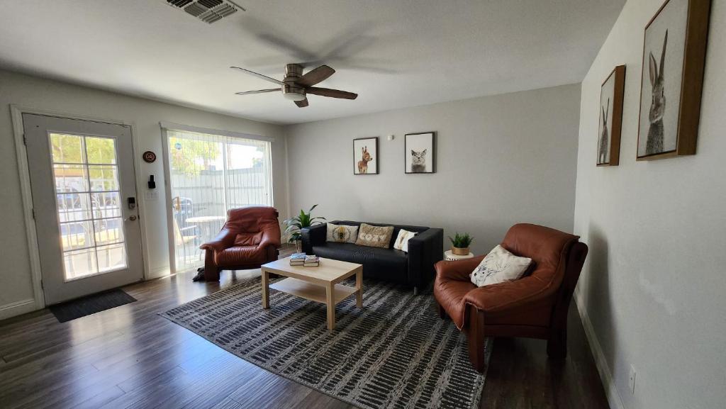 L - Fully remodeled and professionally decorated photo