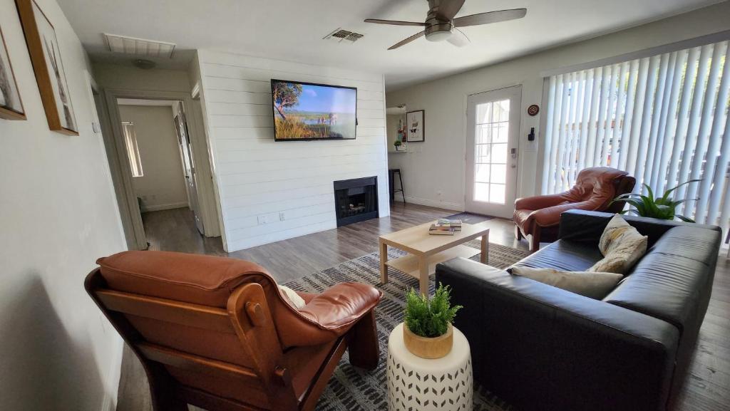 L - Fully remodeled and professionally decorated photo