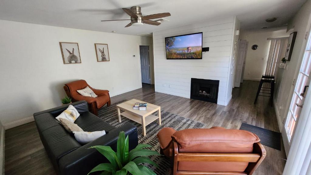 L - Fully remodeled and professionally decorated photo