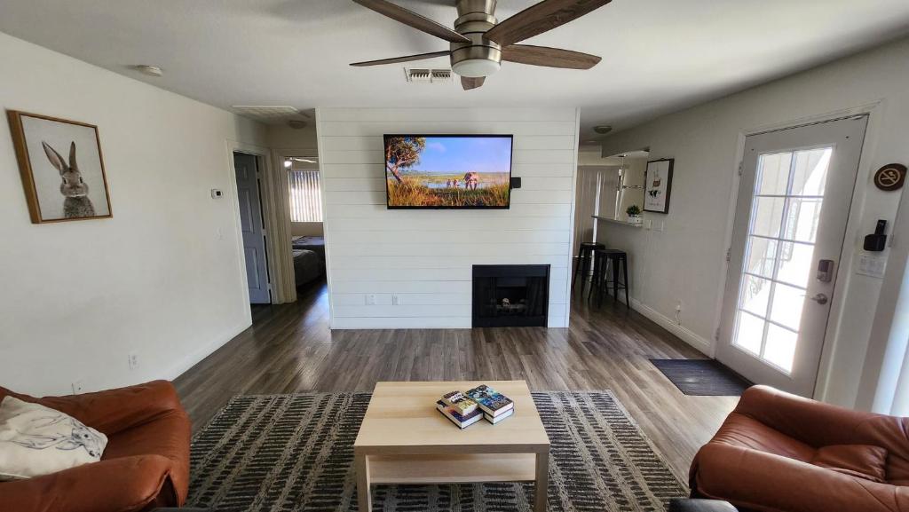 L - Fully remodeled and professionally decorated photo