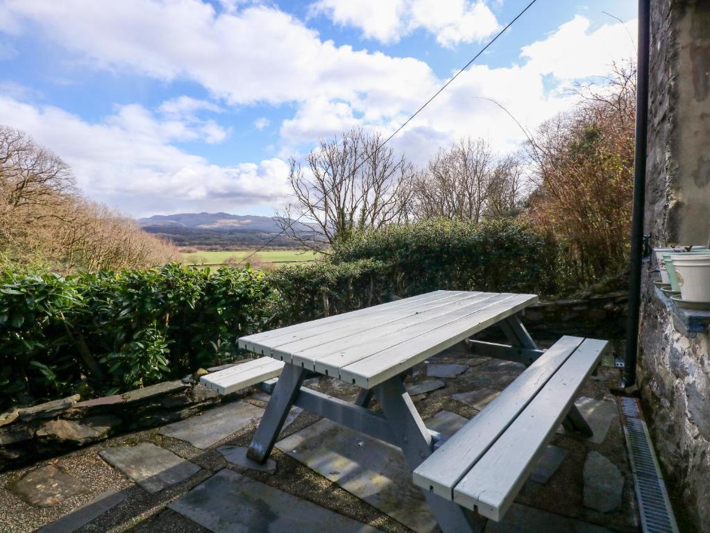 a picnic table sitting on top of a patio at Osprey Cottage in Porthmadog