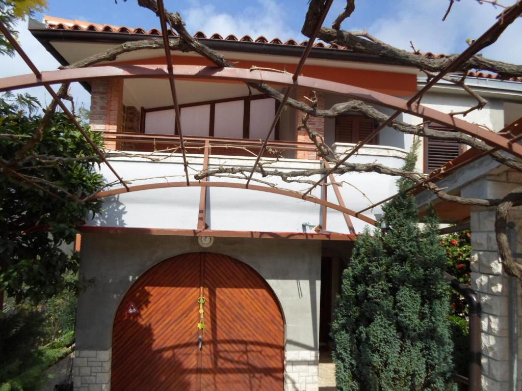 dom z łukiem przed nim w obiekcie Traumurlaub in der Villa MaVeRo Apartment A2 in Strandnähe w mieście Banjole