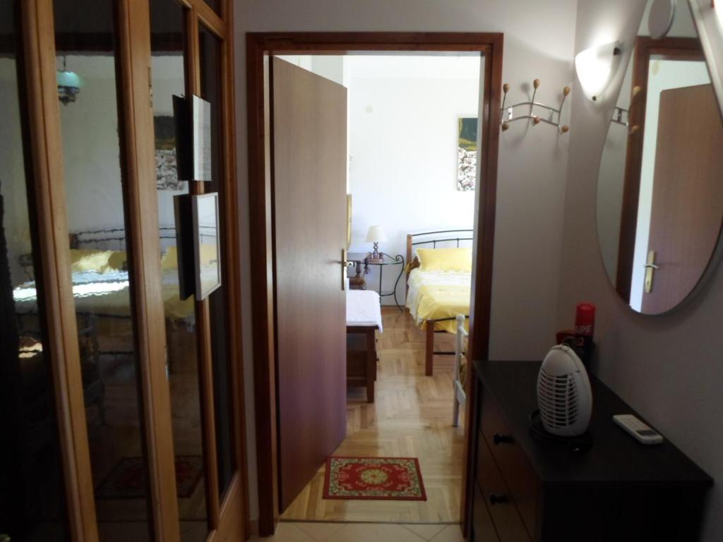 przedpokój z lustrem i pokój z łóżkiem w obiekcie Traumurlaub in der Villa MaVeRo Apartment A2 in Strandnähe w mieście Banjole