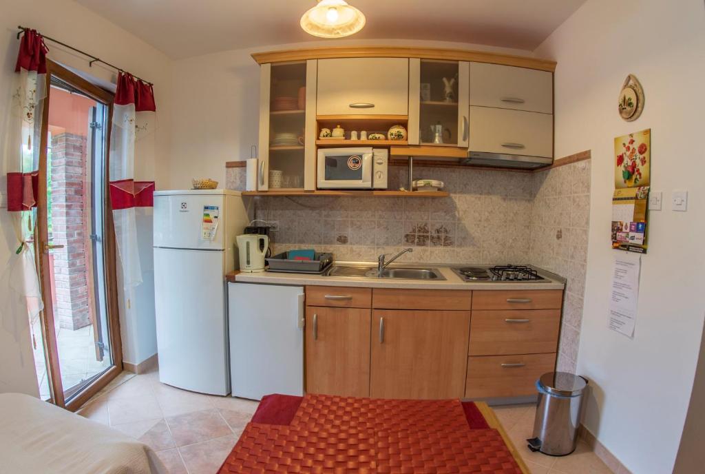 Kuchnia lub aneks kuchenny w obiekcie Traumurlaub in der Villa MaVeRo Apartment A2 in Strandnähe