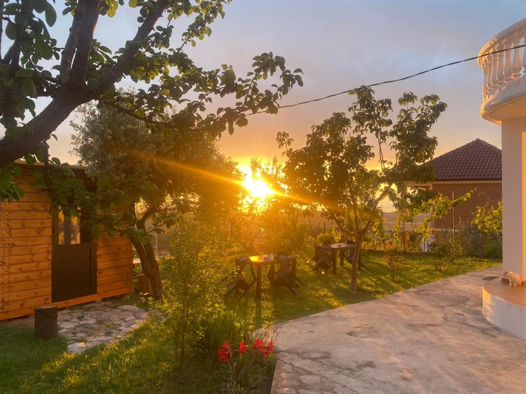 Alba o tramonto visti dall'interno dell'affittacamere o dai dintorni