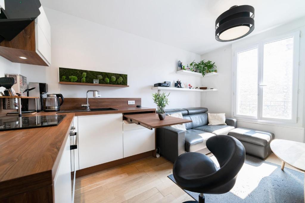 - une cuisine avec un bureau et une chaise dans la chambre dans l'établissement Superb Bright Apartment, à Paris
