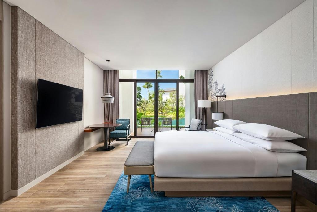 Postel nebo postele na pokoji v ubytování Khao Lak Marriott Beach Resort & Spa