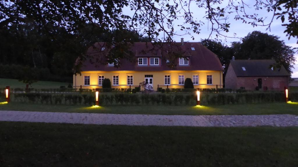 een huis 's nachts verlicht met lichtjes bij Parterre B Mitte in Gingst