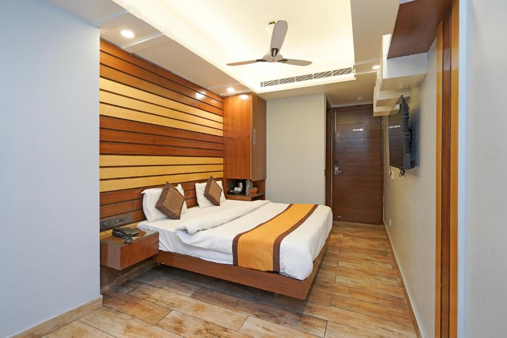 Postel nebo postele na pokoji v ubytování Hotel N Maharani Free Airport Pickup
