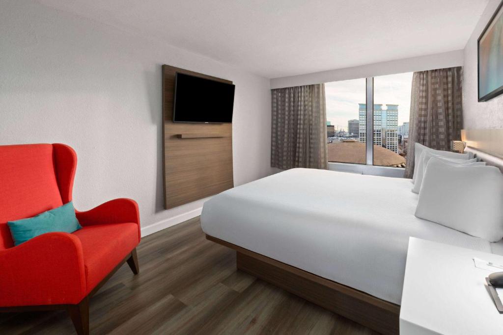 Wyndham Garden Norfolk Downtown photo