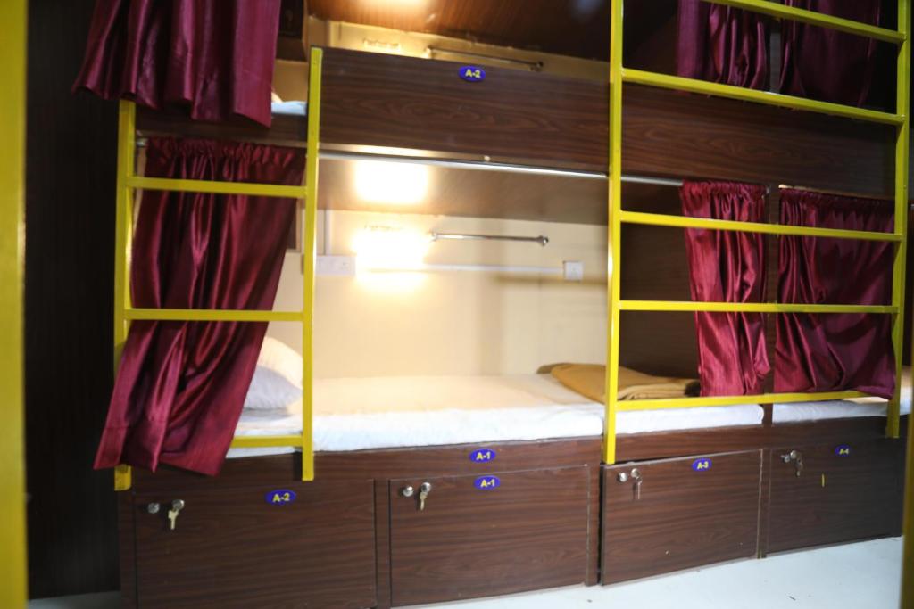 Voodi või voodid majutusasutuse Neon Nest Dormitory Suits Asalpha Metro toas