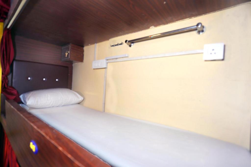 Voodi või voodid majutusasutuse Neon Nest Dormitory Suits Asalpha Metro toas