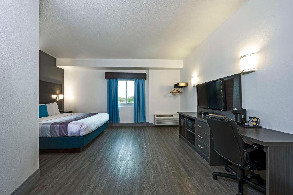 TV a/nebo společenská místnost v ubytování Comfort Hotel