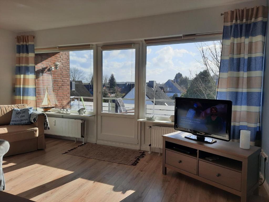 a living room with a flat screen tv on a table at Ferienwohnung Oelstorf in Eckernförde