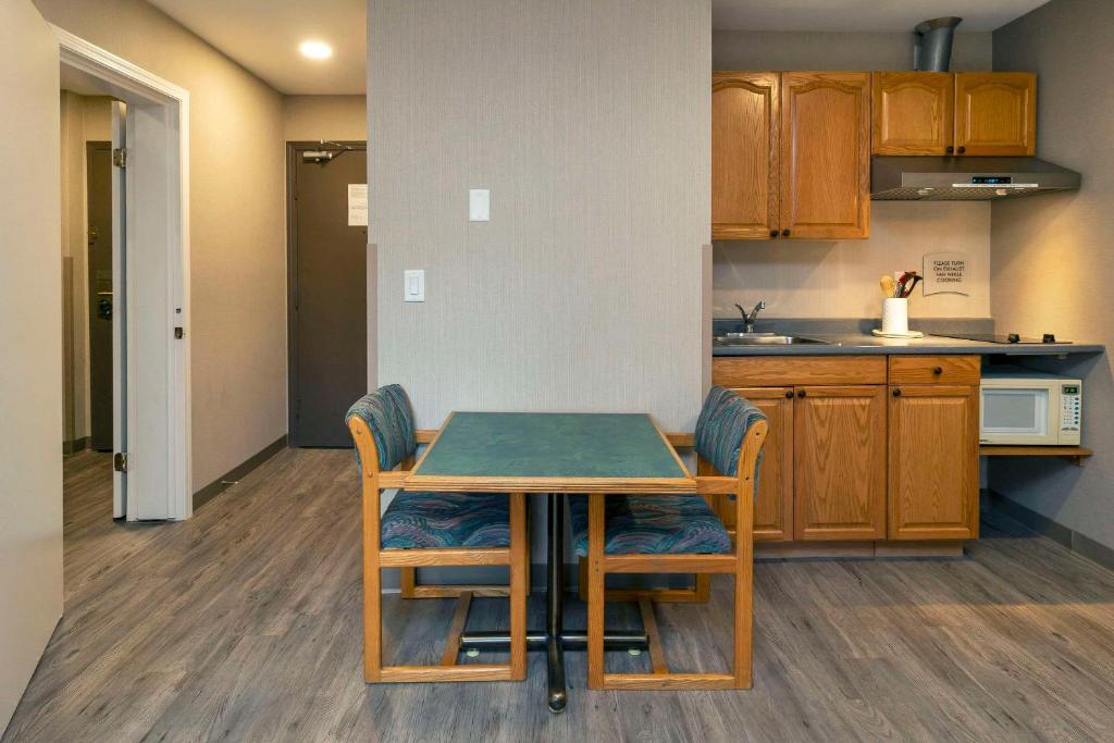 Kuchyň nebo kuchyňský kout v ubytování Quality Inn & Suites