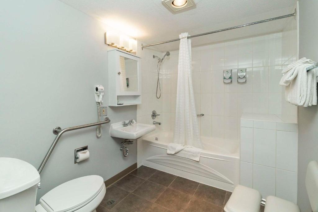 Koupelna v ubytování Quality Inn & Suites