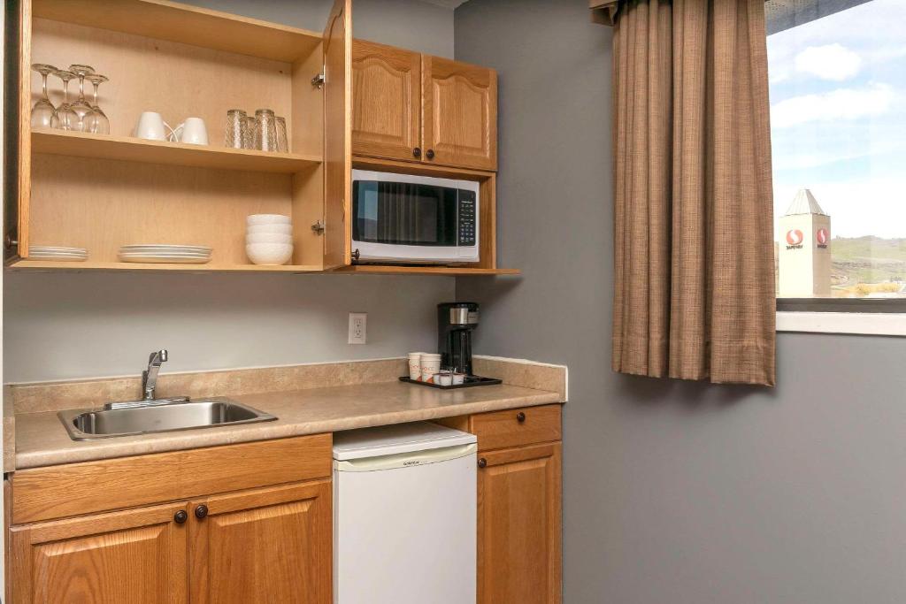 Kuchyň nebo kuchyňský kout v ubytování Quality Inn & Suites