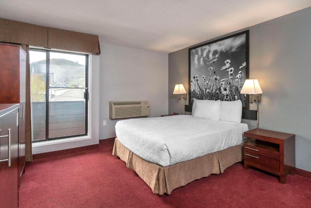 Postel nebo postele na pokoji v ubytování Quality Inn & Suites