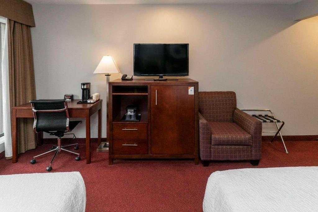 TV a/nebo společenská místnost v ubytování Quality Inn & Suites