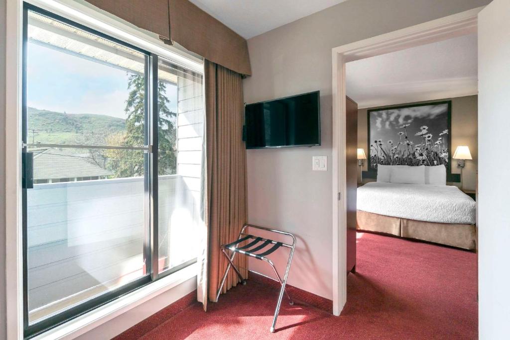 TV a/nebo společenská místnost v ubytování Quality Inn & Suites