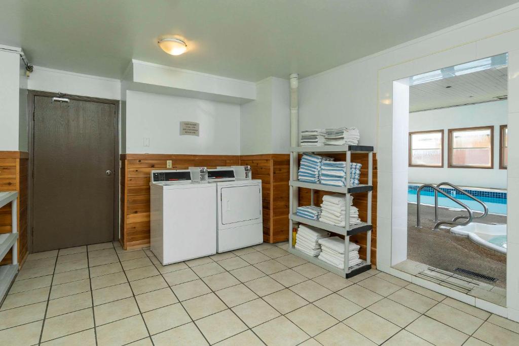 Kuchyň nebo kuchyňský kout v ubytování Quality Inn & Suites