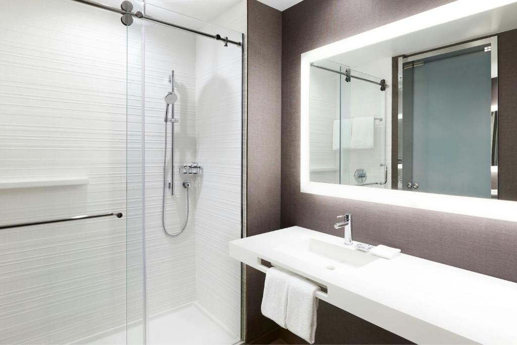 Um banheiro em AC Hotel by Marriott Miami Airport West/Doral