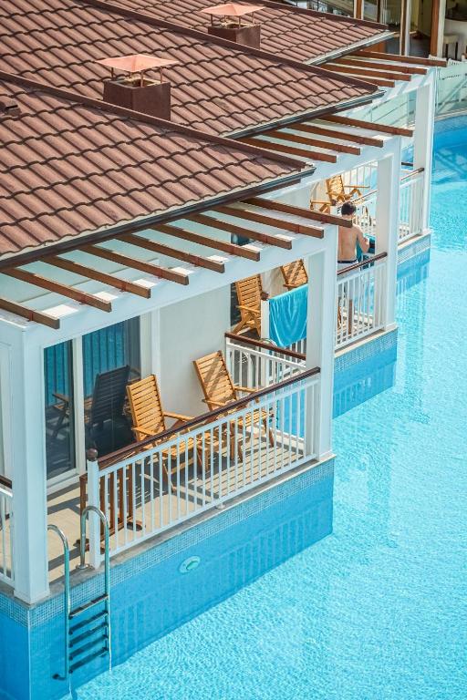 Bazén v ubytování Mozaik Hotel nebo v jeho okolí