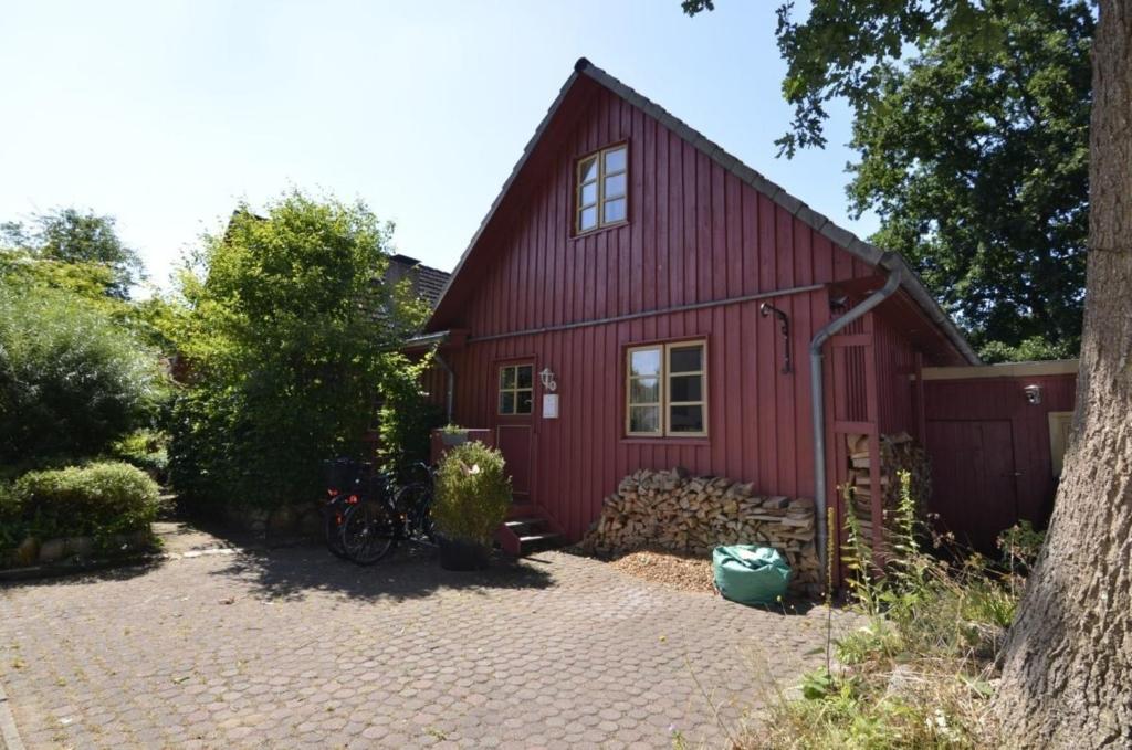 a red barn with a bike parked in front of it at Ferienhäuschen Neuberend in Neuberend