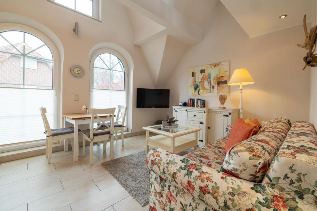 a living room with a couch and a table at Ostseeidyll in Zingst