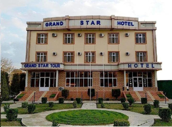 Un gran hotel con un cartel encima. en GRAND STAR HOTEL, en Qarshi