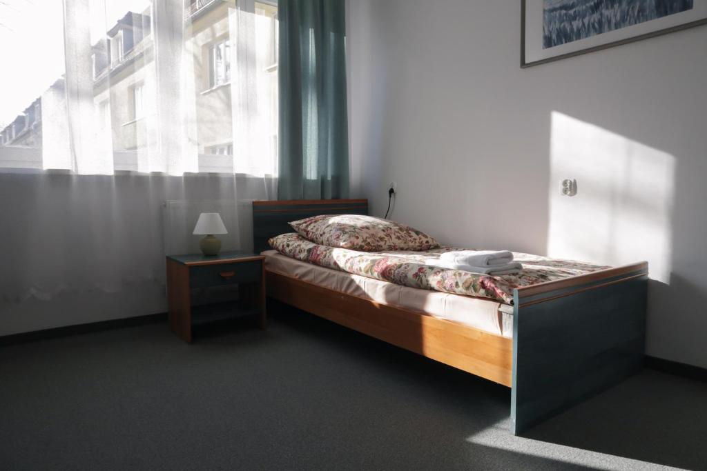 Postel nebo postele na pokoji v ubytování Dom Studencki Labirynt
