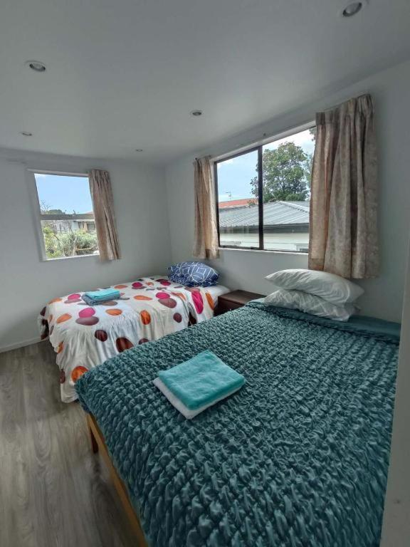 6 Beds including 4 Double Beds and 2 Single Sofa Beds Serviced Chalet B - Resim 2