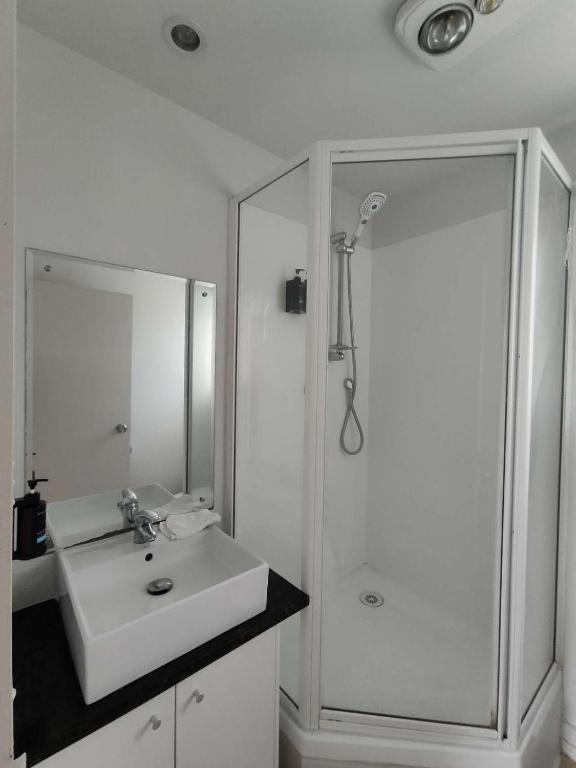 6 Beds including 4 Double Beds and 2 Single Sofa Beds Serviced Chalet B - Resim 18