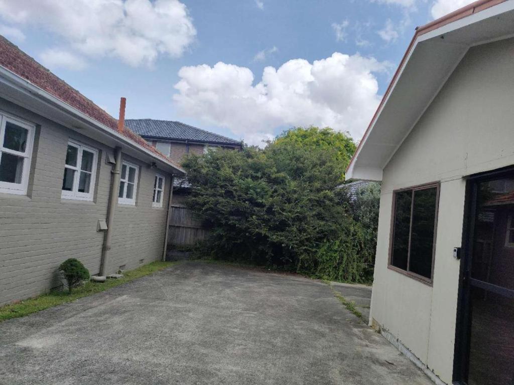 6 Beds including 4 Double Beds and 2 Single Sofa Beds Serviced Chalet B - Resim 11