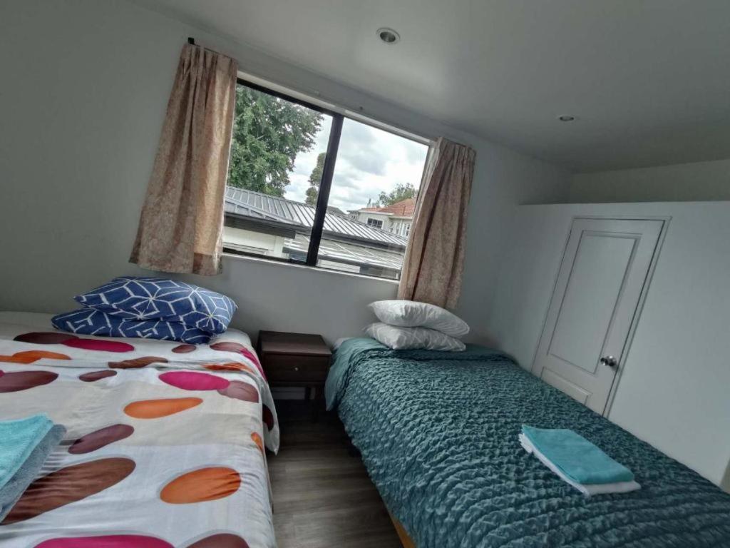 6 Beds including 4 Double Beds and 2 Single Sofa Beds Serviced Chalet B - Resim 23