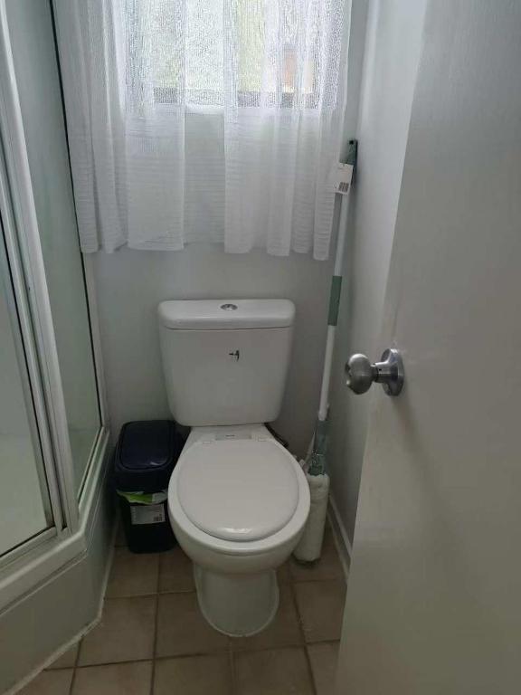 6 Beds including 4 Double Beds and 2 Single Sofa Beds Serviced Chalet B - Resim 19