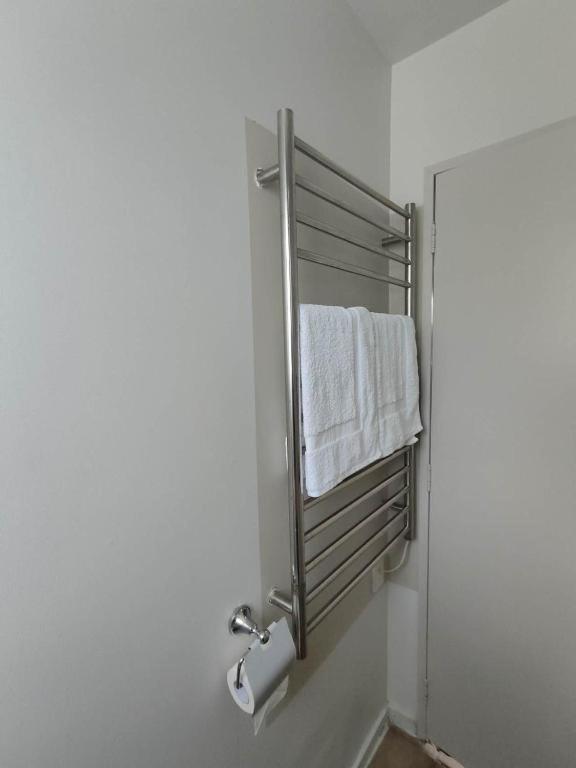 6 Beds including 4 Double Beds and 2 Single Sofa Beds Serviced Chalet B - Resim 3