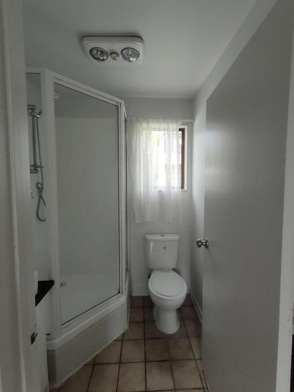 6 Beds including 4 Double Beds and 2 Single Sofa Beds Serviced Chalet B - Resim 20