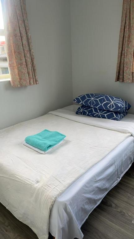 6 Beds including 4 Double Beds and 2 Single Sofa Beds Serviced Chalet B - Resim 28