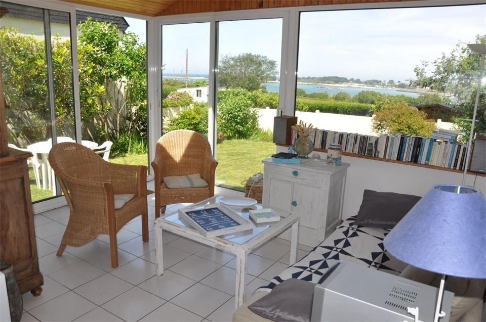 un salon avec un canapé et une table dans l'établissement Maison VUE MER de plain-pied avec WIFI à PLEUMEUR - BODOU REF-649, à Pleumeur-Bodou