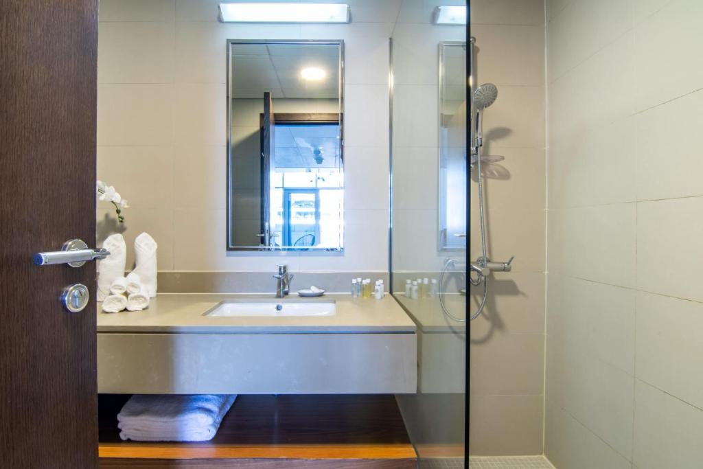 Koupelna v ubytování Silkhaus elegant studio in the central DIFC with balcony and city views