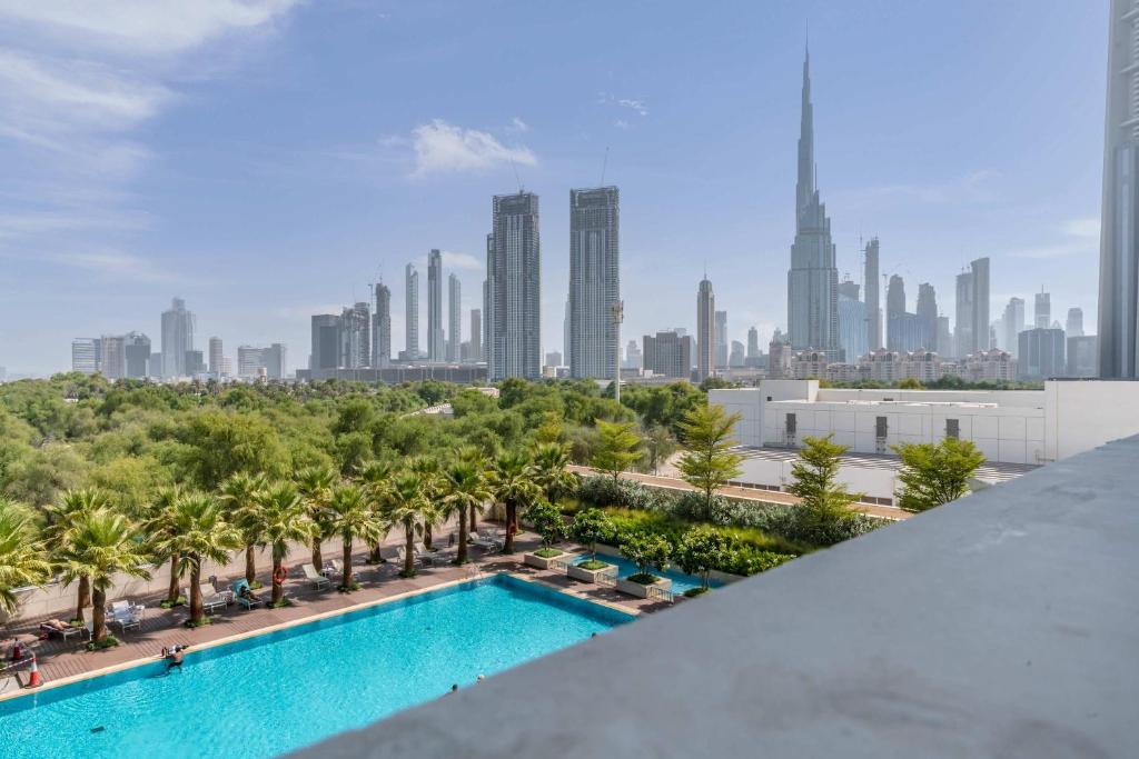 Bazén v ubytování Silkhaus elegant studio in the central DIFC with balcony and city views nebo v jeho okolí
