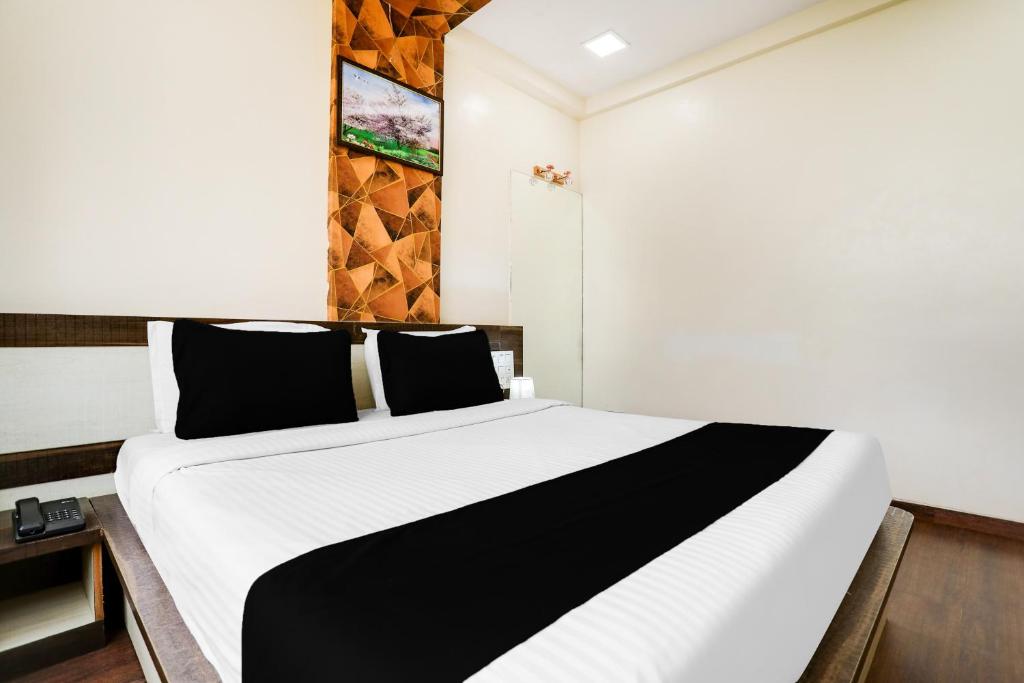Postel nebo postele na pokoji v ubytování Super Hotel O Palkhi Road Near Sai Baba Temple Formerly Netra Sai